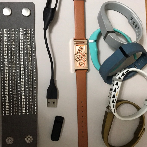 Fitbit Flex with 7 bracelets and charger - Picture 3 of 7